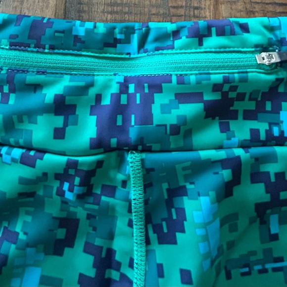 INKnBURN Vintage Blue and Turquoise Pixel Print Cropped Leggings - Picture 4 of 5